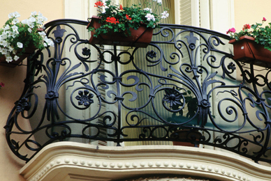 Художественная ковка и популярные изделия - решётки на окна, ворота, лестницы, навесы, камины
